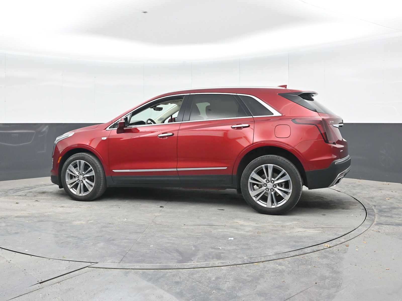 Used 2024 Cadillac XT5 Premium Luxury w/ Technology Package AWD/4WD image 3