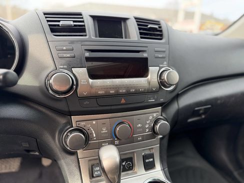 Used 2012 Toyota Highlander SE w/ Tow Pkg image 6
