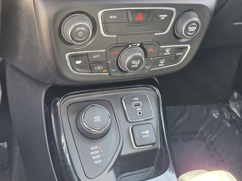 Used 2018 Jeep Compass Latitude w/ Popular Equipment Group AWD/4WD image 18