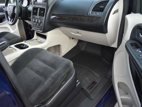 Used 2016 Dodge Grand Caravan SXT FWD image 9