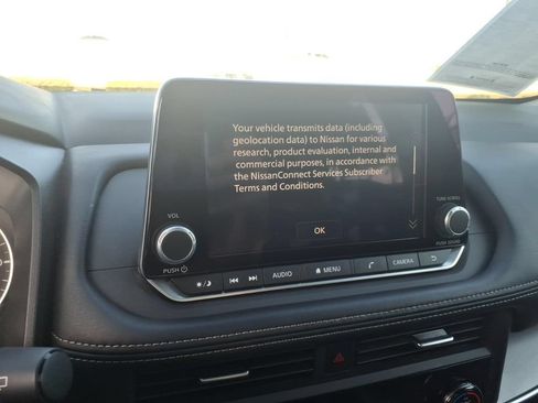 Certified 2025 Nissan Rogue SV FWD image 20