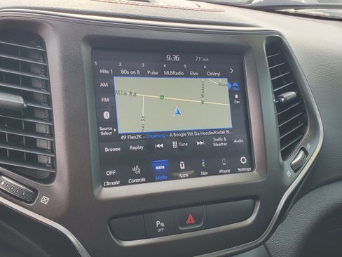 Used 2020 Jeep Cherokee Trailhawk w/ Comfort/Convenience Group AWD/4WD image 21
