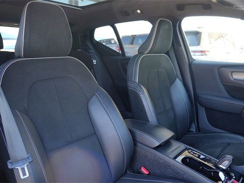 Used 2021 Volvo XC40 T5 R-Design image 17