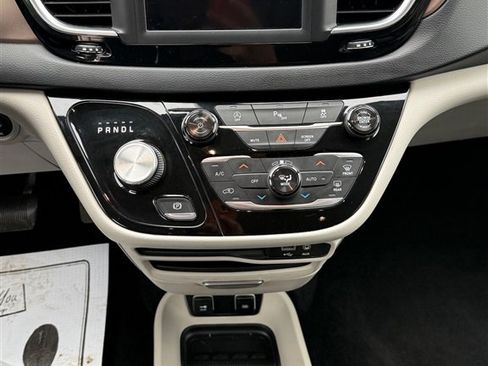 Used 2018 Chrysler Pacifica Touring-L FWD image 14