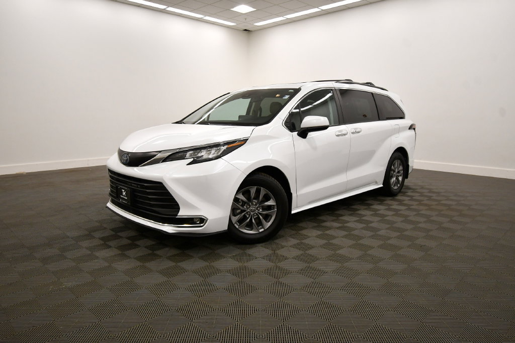 Used 2023 Toyota Sienna XLE AWD/4WD image 2