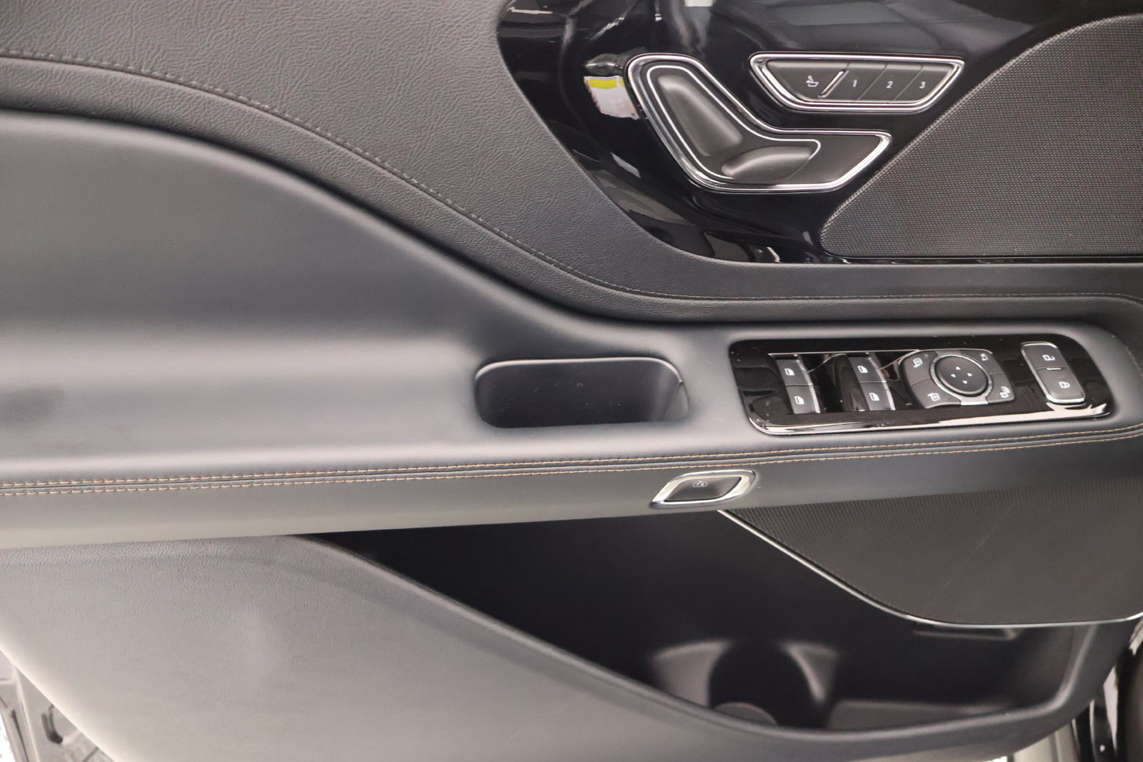 New 2026 Lincoln Aviator AWD image 16