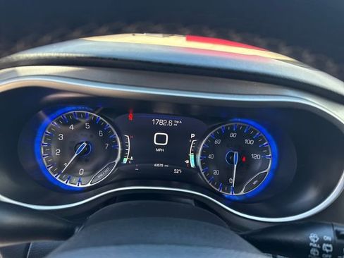 Used 2023 Chrysler Pacifica Touring-L FWD image 20