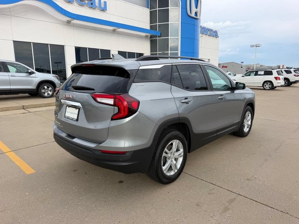 Used 2023 GMC Terrain SLE w/ Driver Convenience Package FWD image 2