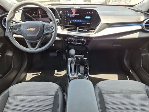 Used 2025 Chevrolet Trax LT FWD image 19