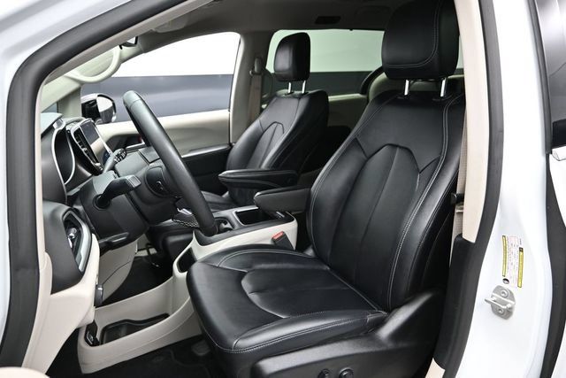Certified 2024 Chrysler Pacifica Touring-L FWD image 24