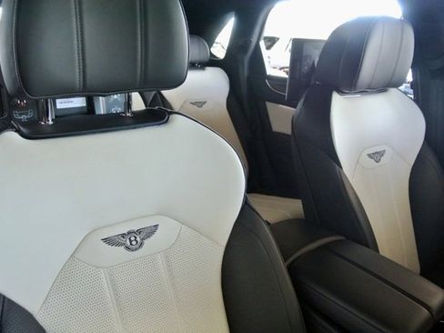 Used 2023 Bentley Bentayga AWD/4WD image 28