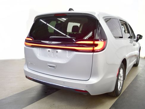 Used 2024 Chrysler Pacifica Touring-L image 7