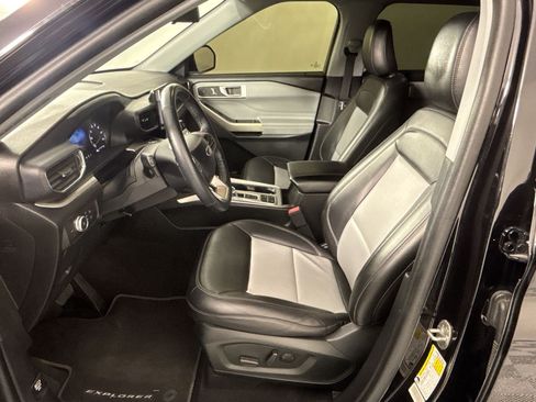 Used 2022 Ford Explorer XLT w/ Equipment Group 202A RWD image 5