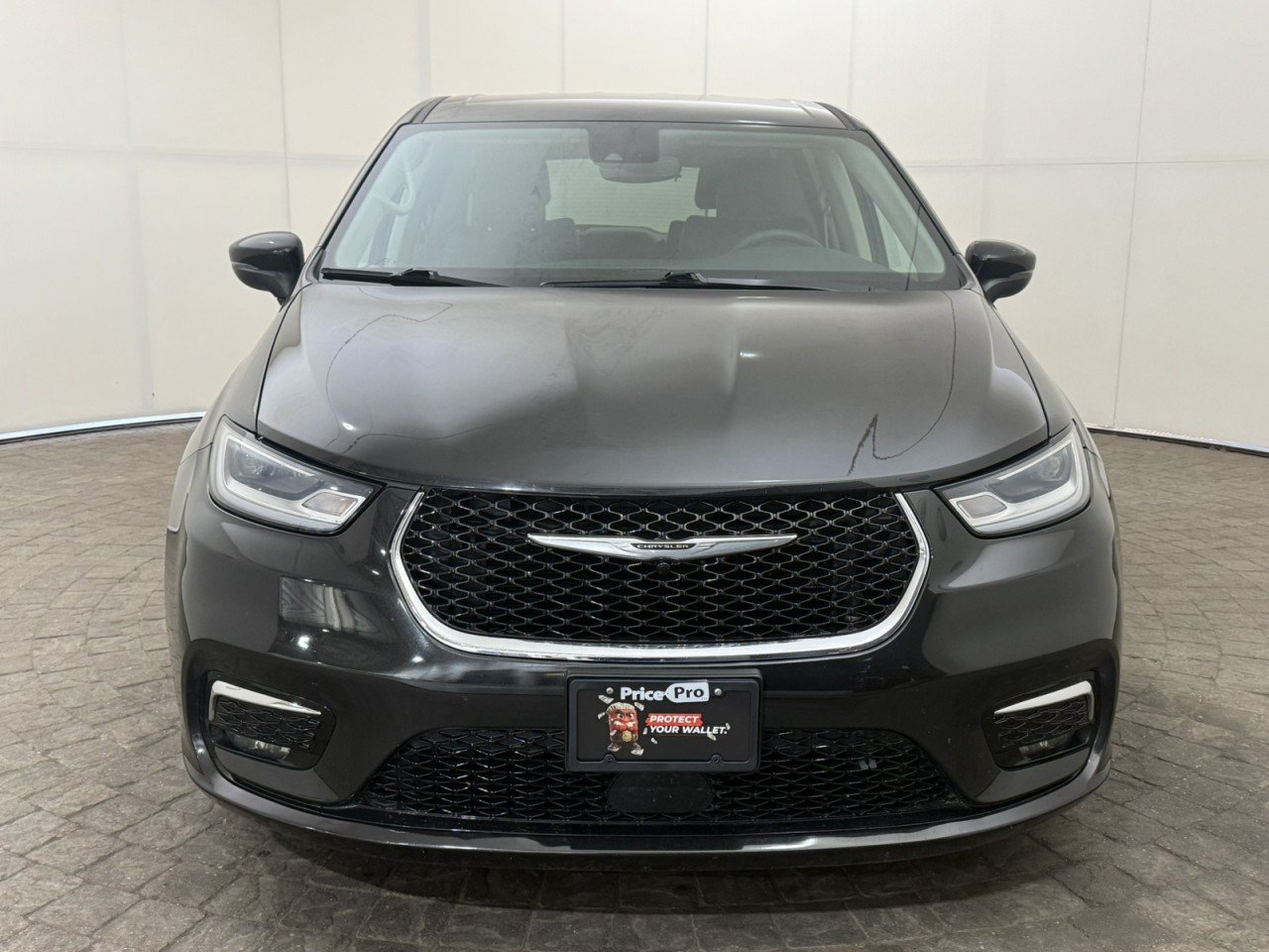 Used 2023 Chrysler Pacifica Touring-L FWD image 2