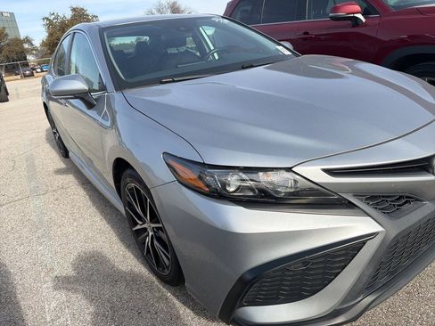 Used 2022 Toyota Camry SE image 3