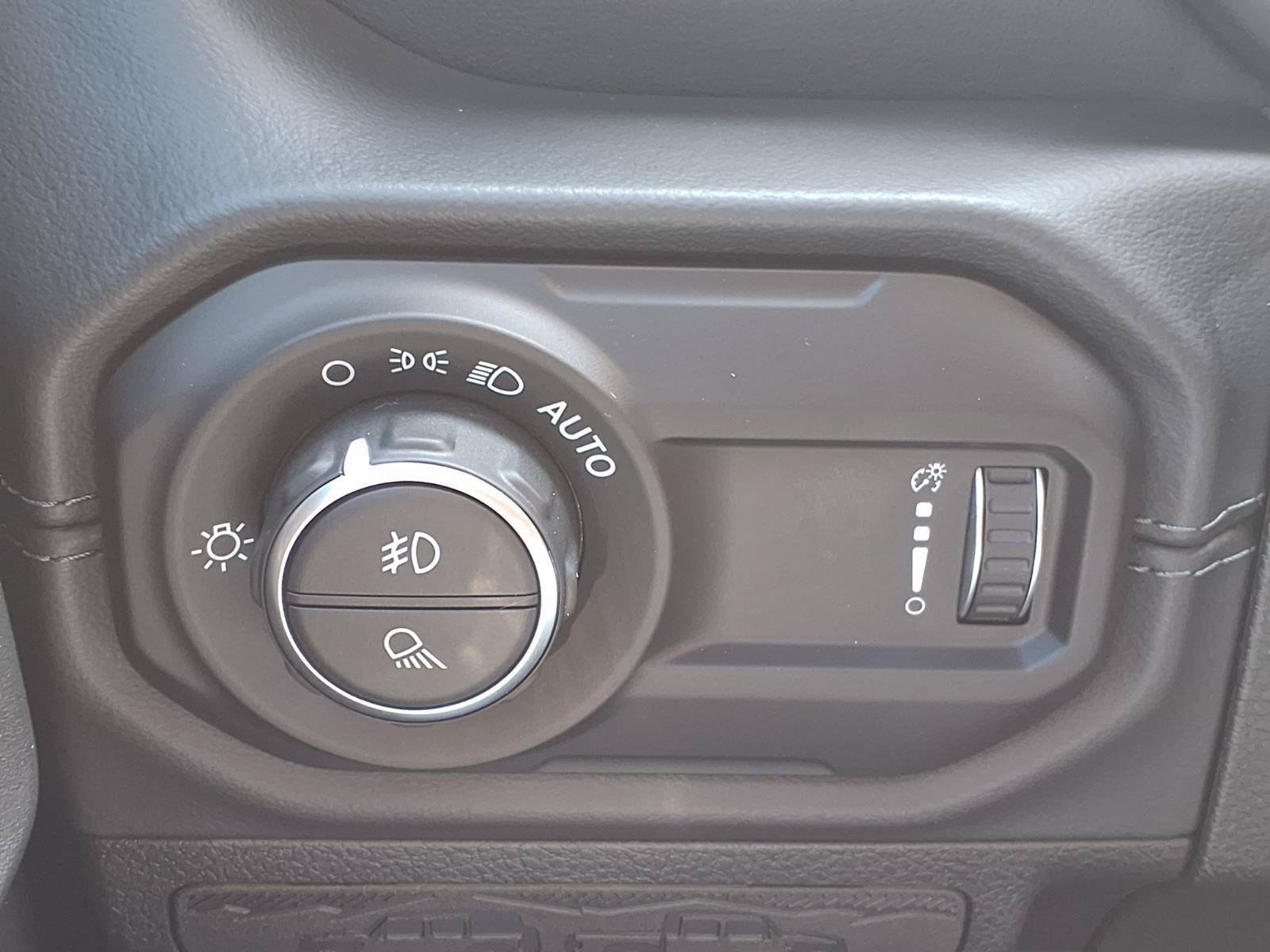 Used 2025 Jeep Gladiator Sport AWD/4WD image 16