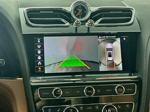 Used 2021 Bentley Bentayga AWD/4WD image 14
