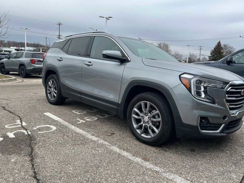 Used 2024 GMC Terrain SLT image 12