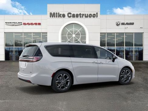 New 2026 Chrysler Pacifica Select image 5