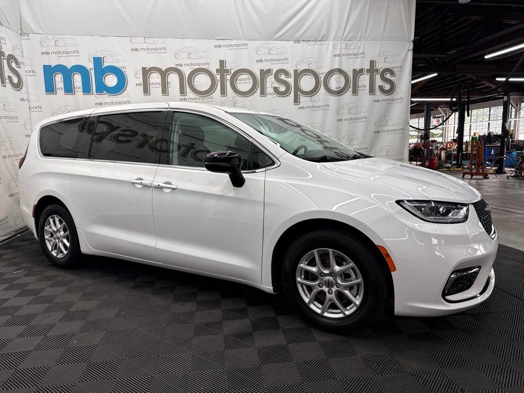 Used 2024 Chrysler Pacifica Touring-L FWD image 10