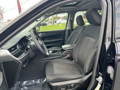 Used 2023 Jeep Grand Cherokee Laredo image 13