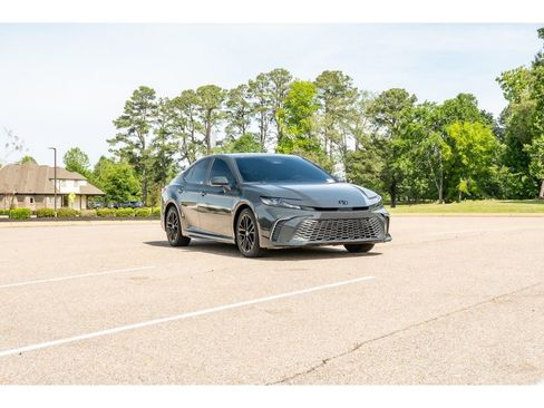 Used 2026 Toyota Camry SE FWD image 3