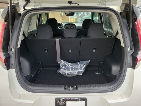 Used 2025 Kia Soul LX w/ LX Technology Package image 9