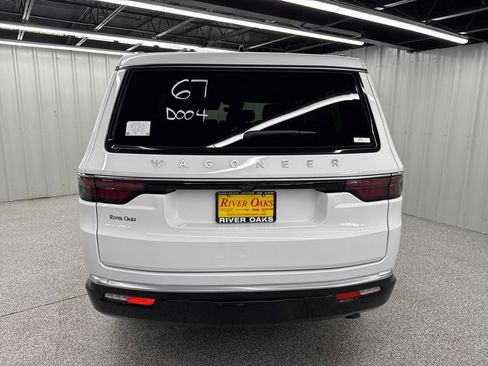 Used 2025 Jeep Wagoneer 2WD image 5