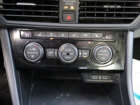 Used 2024 Volkswagen Jetta SE w/ Panoramic Sunroof Package image 23