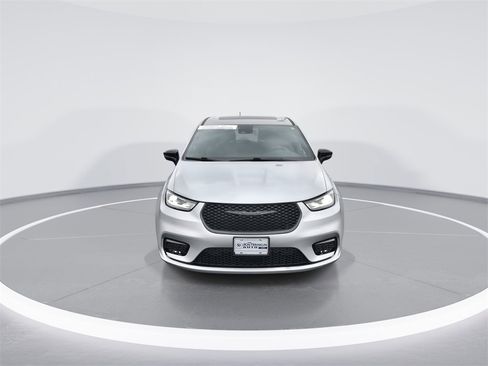 Used 2023 Chrysler Pacifica Limited w/ S Appearance Package image 3