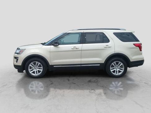 Used 2018 Ford Explorer XLT w/ Equipment Group 202A AWD/4WD image 5