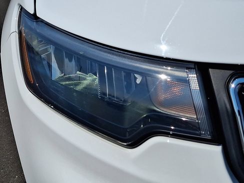 Certified 2023 Jeep Compass Latitude image 9