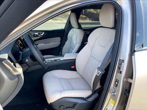 New 2027 Volvo XC60 B5 Plus AWD/4WD image 11