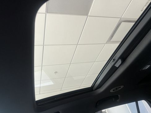 Used 2023 Chevrolet Traverse RS image 17