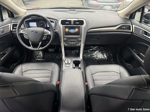 Used 2017 Ford Fusion SE w/ Fusion SE Technology Package FWD image 12