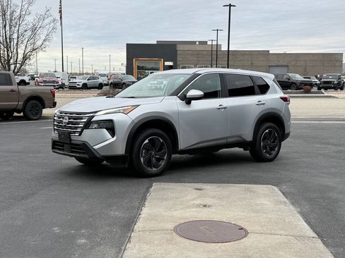 Used 2024 Nissan Rogue SV image 6