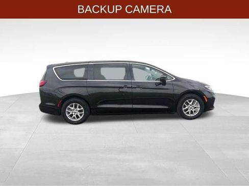 Used 2023 Chrysler Pacifica Touring-L FWD image 8