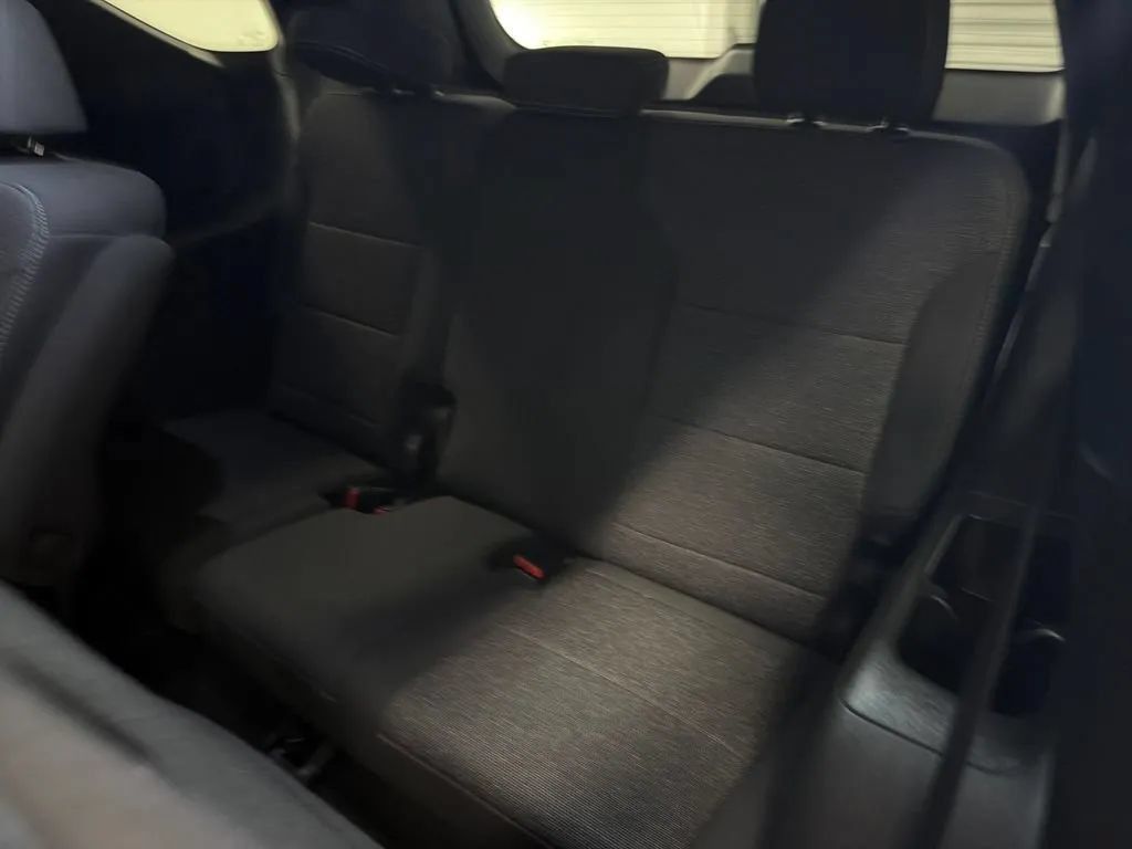 Used 2025 Chevrolet Traverse LT FWD image 15