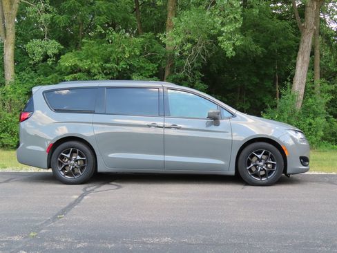 Used 2020 Chrysler Pacifica Touring-L Plus FWD image 2