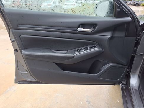 Used 2025 Nissan Altima 2.5 SV FWD image 13