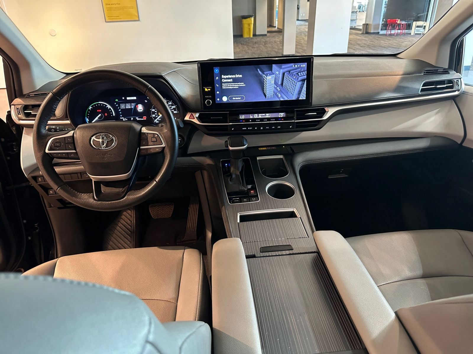 Used 2025 Toyota Sienna XLE FWD image 35