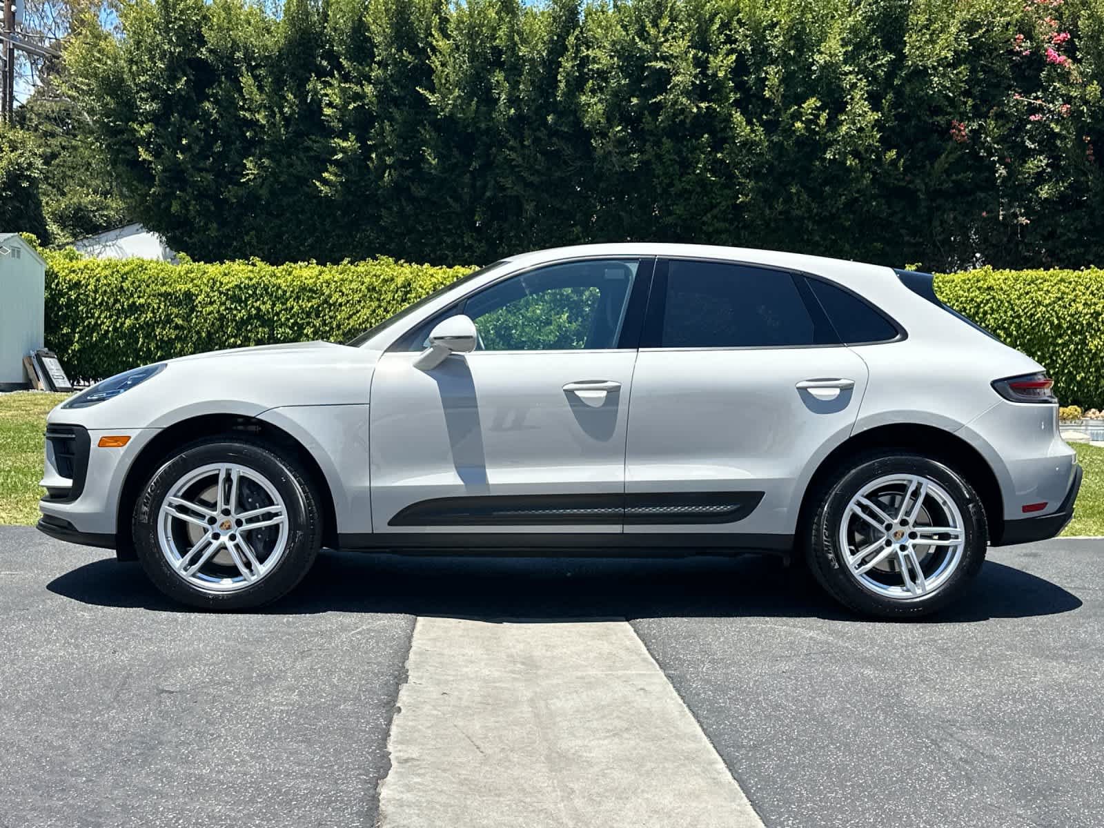 Certified 2025 Porsche Macan AWD/4WD image 2