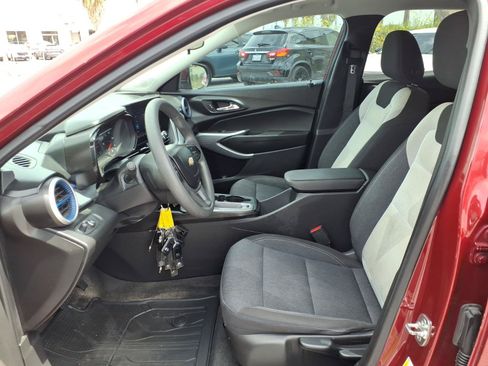 Used 2025 Chevrolet Trax LS w/ LS Convenience Package FWD image 12