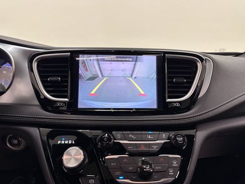 Used 2025 Chrysler Pacifica Limited FWD image 17