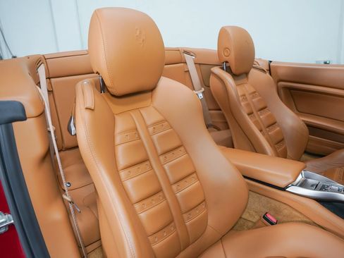 Used 2010 Ferrari California RWD image 27