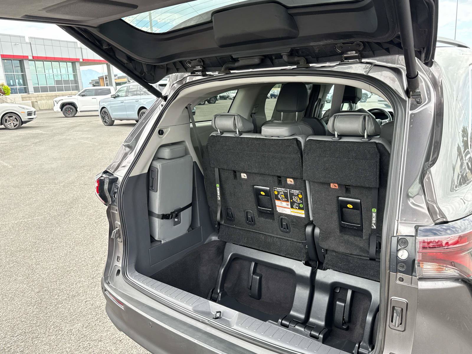 Used 2024 Toyota Sienna XLE FWD image 15
