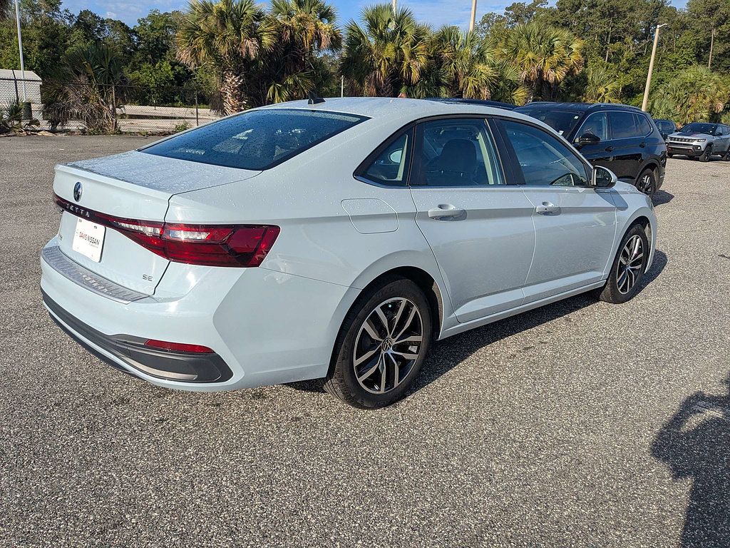 Used 2025 Volkswagen Jetta SE w/ Sunroof Package FWD image 4