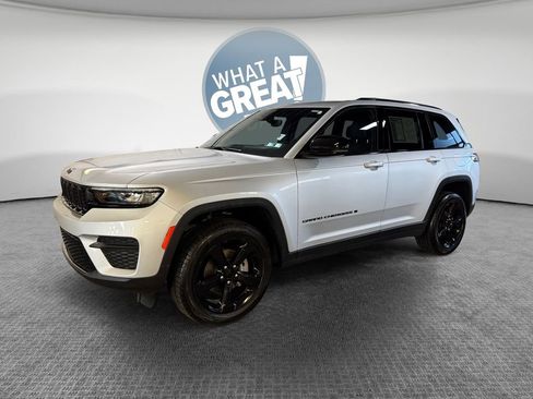 Used 2023 Jeep Grand Cherokee Altitude image 8