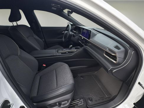 Used 2023 Toyota Crown Limited image 13