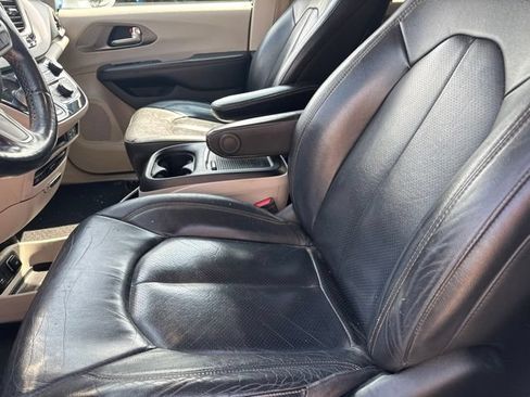 Used 2020 Chrysler Pacifica Touring-L Plus FWD image 10